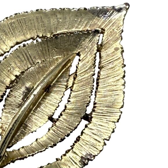 Textured Gold Tone Triple Leaf Brooch Mid-Century 2.5" Vintage Pin - Picture 6 of 7